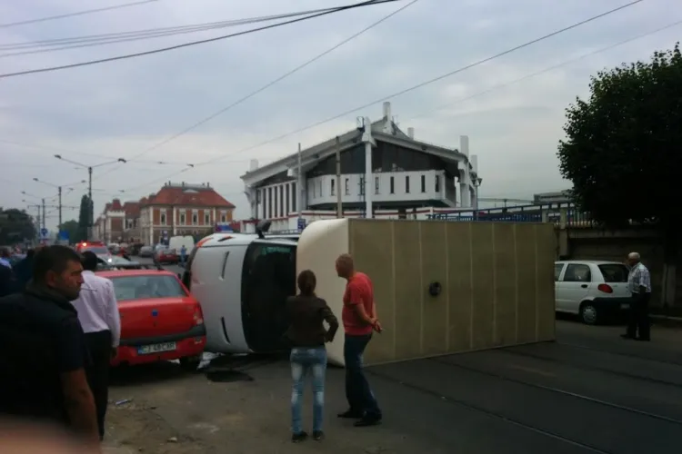 Dubă răsturnată în Piața Gării. Circula pe interzis, pe linia de tramvai. S-a lăsat cu ACUZAȚII DURE - VIDEO