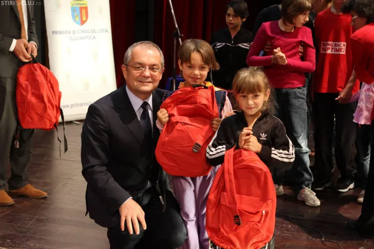450 de copii clujeni din familii devaforizate au primit ghiozdane și rechizite