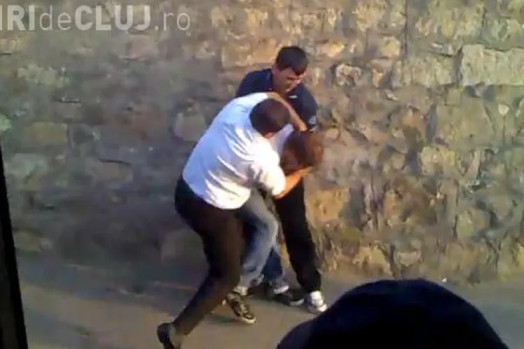 Pasager, batut cu bestialitate intr-o statie din Someseni de un sofer de la o firma privata! Soferul a  fost sanctionat cu 10% din salariu! - VIDEO