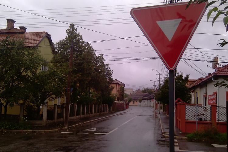 Pe aici nu se trece! In Cluj-Napoca exista intersectii semnalizate cu cedeaza trecerea din toate directiile - VIDEO