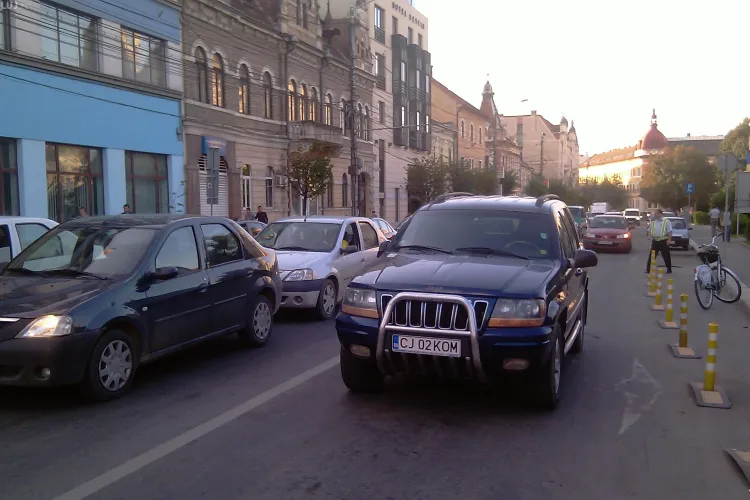 Smecher de Cluj luat pe sus de politie! Un sofer si-a parcat masina de teren in Piata Avram Iancu, in plina strada - VIDEO