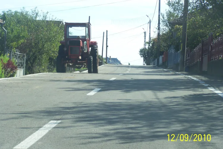 Tise si-a asfaltat "ulita" pe care se afla casa parintilor, din bani publici. Totul pentru ca nunta fratelui sau sa fie perfecta