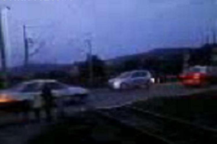 Soferii si pietonii din Gherla isi pun viata in pericol si trec calea ferata in timp ce trenul se apropie - VIDEO!