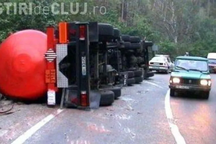 O cisterna cu substante toxice si inflamabile s-a rasturnat pe DN 1, intre Cluj si Bihor. Traficul este blocat!