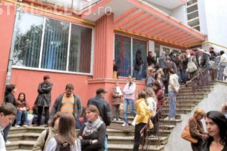 Vand loc in caminele din Hasdeu cu 300-350 de euro! Asculta discutiile cu 2 studenti care isi vand locurile