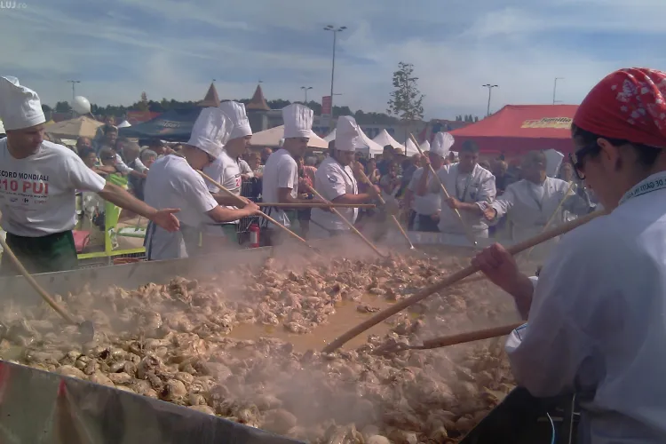 Record mondial doborat la Cluj! 210 pui au fost gatiti intr-o singura tigaie - VIDEO si FOTO 