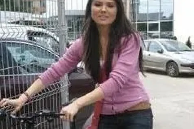 Paula Seling se numara printre vedetele care au dat masina pe bicicleta