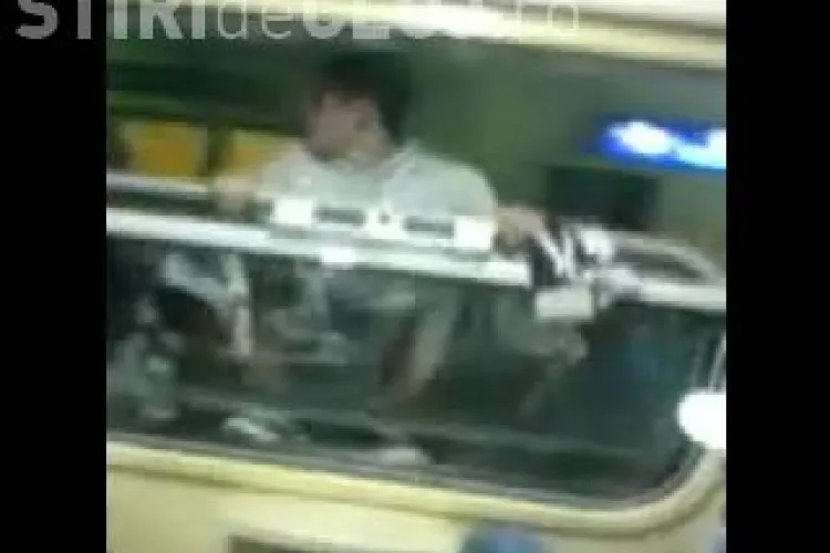 Un suporter de la U Cluj a facut cascadorii in tren! A iesit pe geam si a stat agatat in timp ce trenul mergea - VIDEO