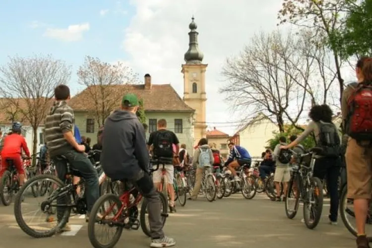 Biciclistii au marsaluit de Ziua Mobilitatii: "Noi nu poluam si vrem sa avem piste"