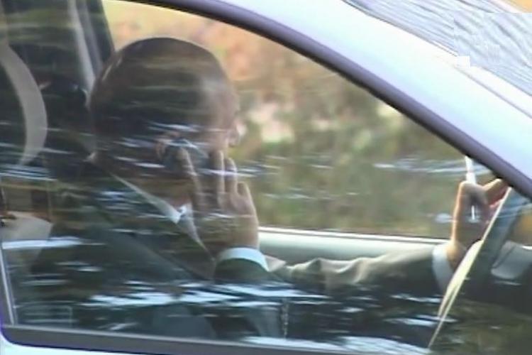 Basescu fumeaza si vorbeste la telefon in timp ce conduce - VIDEO
