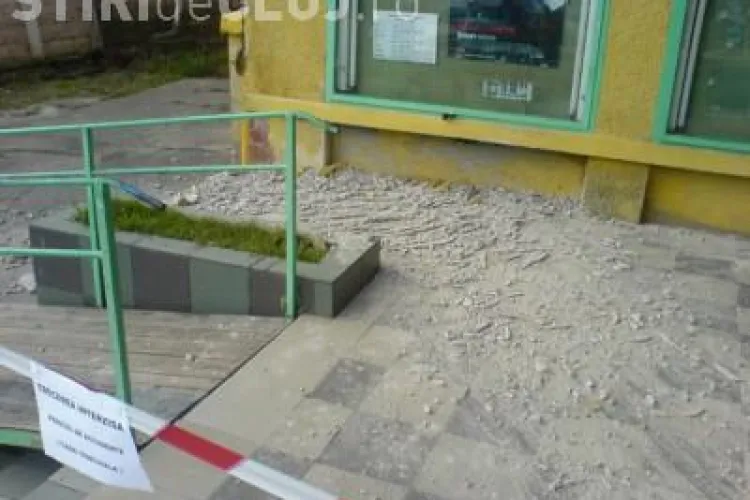 O femeie din Dej a fost ranita de o bucata de 3 metri de tencuiala desprinsa din cinematograful Arta