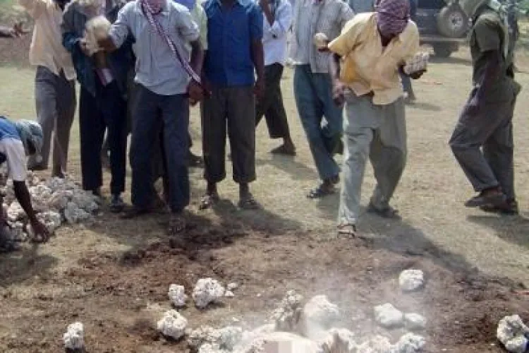 O femeie a fost ucisa cu pietre in Pakistan, dupa ce a fost acuzata de adulter- VIDEO- ATENTIE ! Imagini socante 