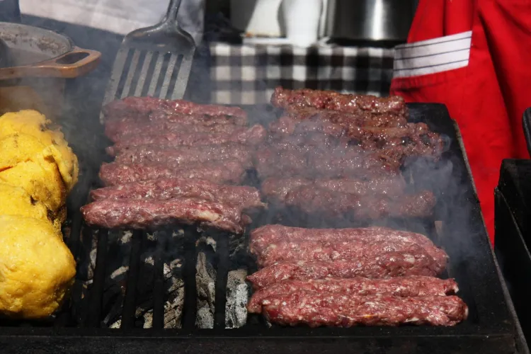 Clujul s-a promovat la Pecs cu mesteri populari, mititei si varza a la Cluj