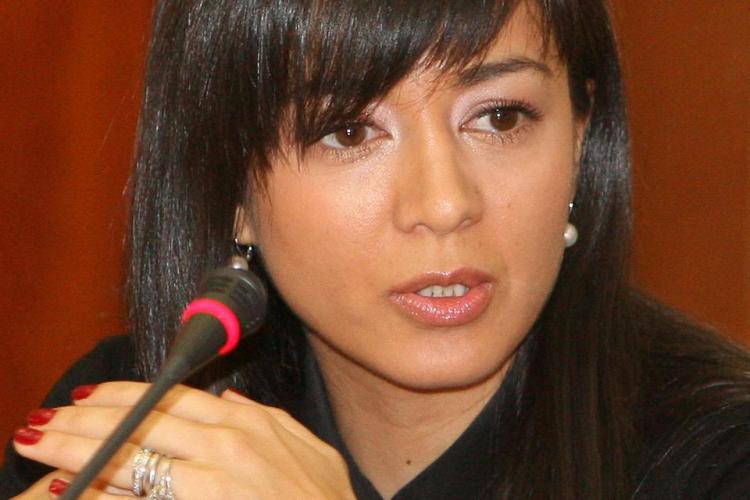 Circ in Parlament! Deputatul PSD Oana Mizil a venit la sedinta imbracata in puscarias