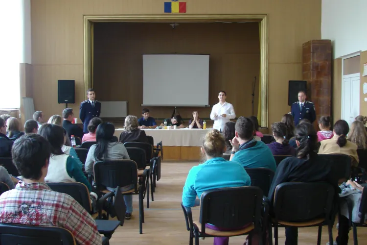 Elevii clujeni invata despre combaterea criminalitatii