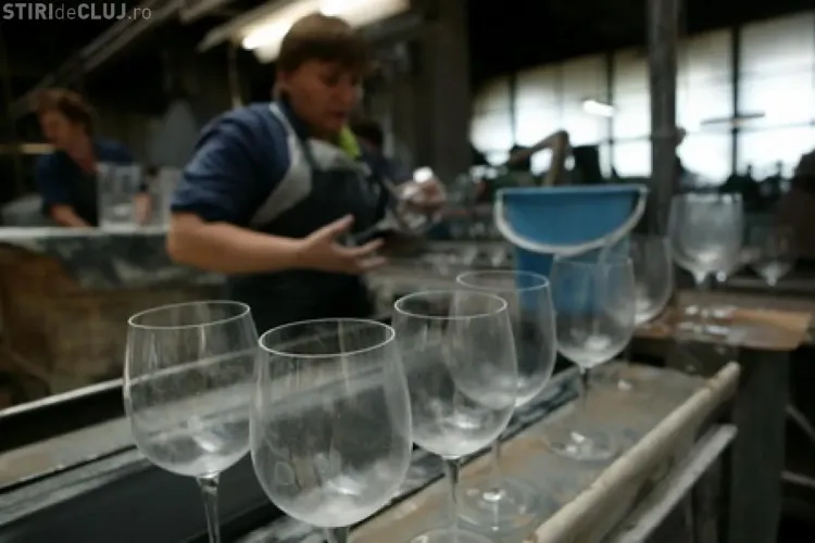 Sticla Turda cere sa fie preluata de stat pentru a-i fi sterse datoriile. Altfel, fabrica deschisa in 1921 se va inchide