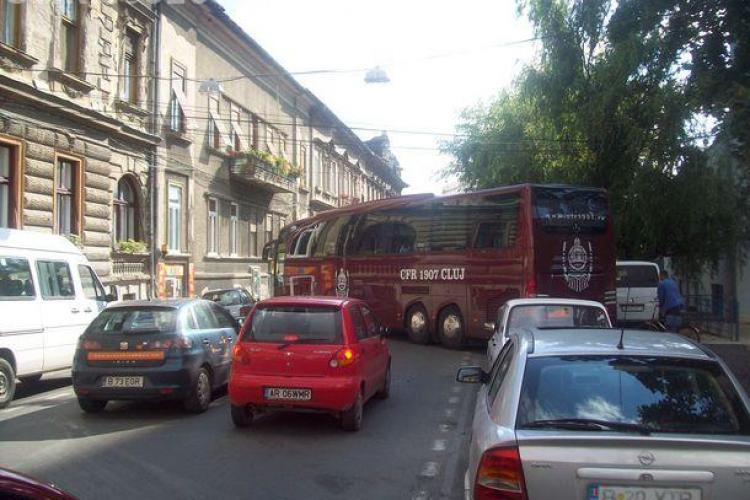 Autocarul CFR Cluj este blocat in trafic, iar echipa risca sa nu ajunga la meci
