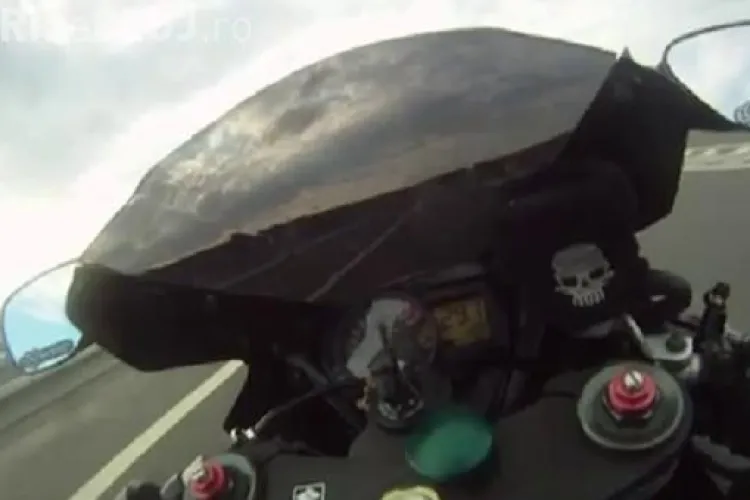 Un motociclist a circulat cu 297 km/ora pe autostrada Transilvania. Bikerul a batut orice record de viteza -VIDEO