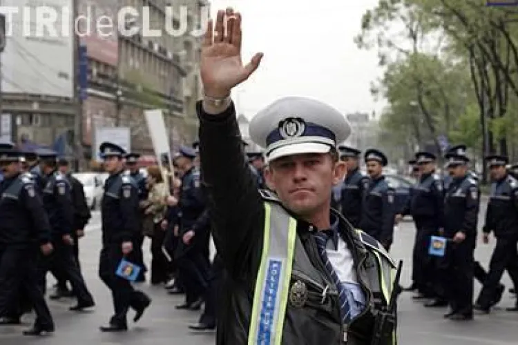 Politistii au aruncat cu sticle si caschete in curtea Palatului Cotroceni