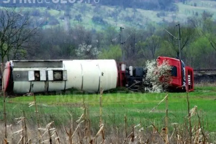 Traficul prin Piatra Craiului a fost restabilit. O cisterna s-a rasturnat marti si drumul a fost blocat pana la ora 21.30