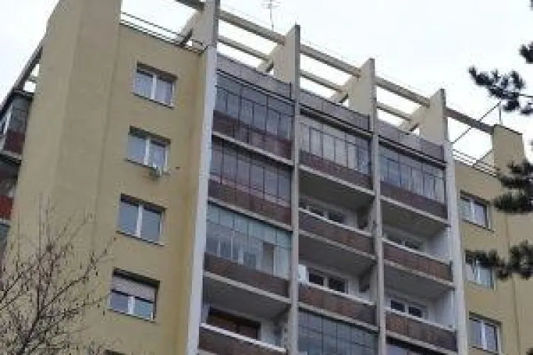 Un tanar de 28 de ani a murit dupa ce s-a aruncat de la etajul 7 al unui bloc de pe strada Detunata