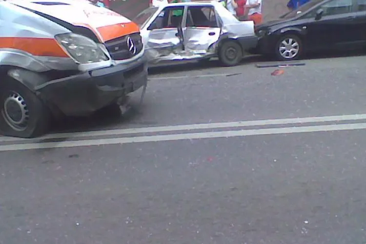 O ambulanta din Suceava a lovit grav o femeie pe strada Memorandumului din Cluj-Napoca. Victima este in coma!