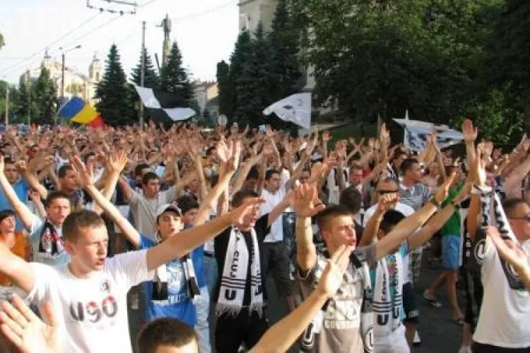 Trenul suporterilor va pleca din Gara Cluj spre Alba la ora 12.12! Fanii U si CFR urca in tren sub paza