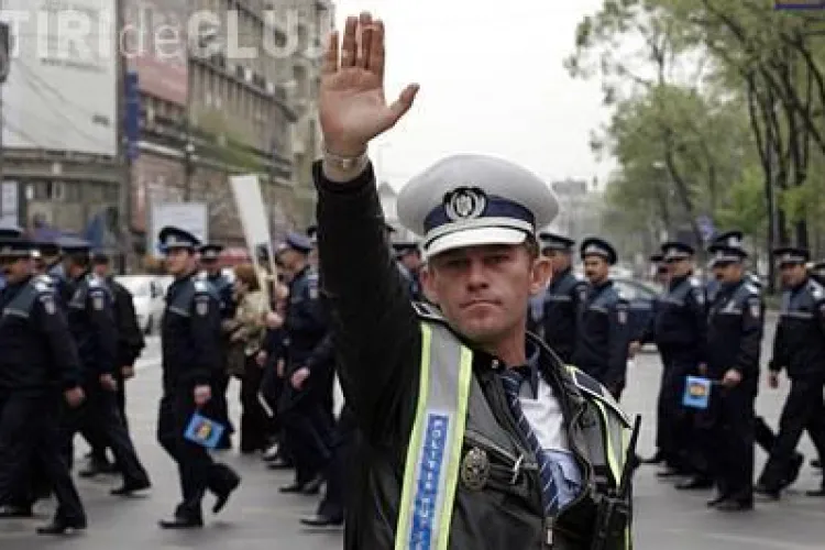 Politistii din Cluj ies in strada: "Avem aceleasi salarii de baza ca bibliotecarele, care ce risca, sa cada de pe scara?"