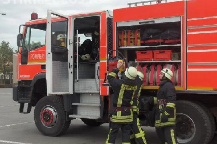 Fanii CFR au dat foc unui banner. A fost nevoie de interventia pompierilor pentru stingerea incendiului