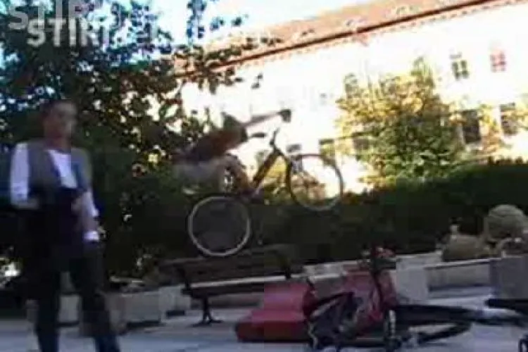 Un  clujean face "catarari" cu bicicleta pe ziduri prin centrul orasului!  - VIDEO