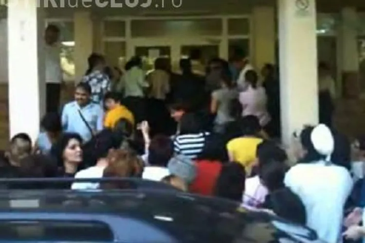 Romanii au ajuns la capatul rabdarii! Angajatii unui spital din Braila au luat cu asalt cladirea fiind opriti doar cu gaze lacrimogene! - VIDEO