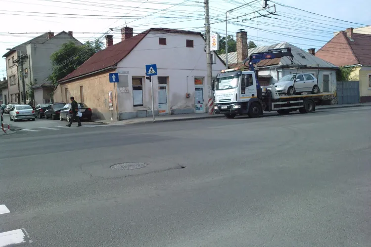 Noi smecheri de Cluj! Masina Serviciului de ridicari auto din Cluj-Napoca circula pe interzis, dupa ce a saltat o masina parcata neregulamentar! 