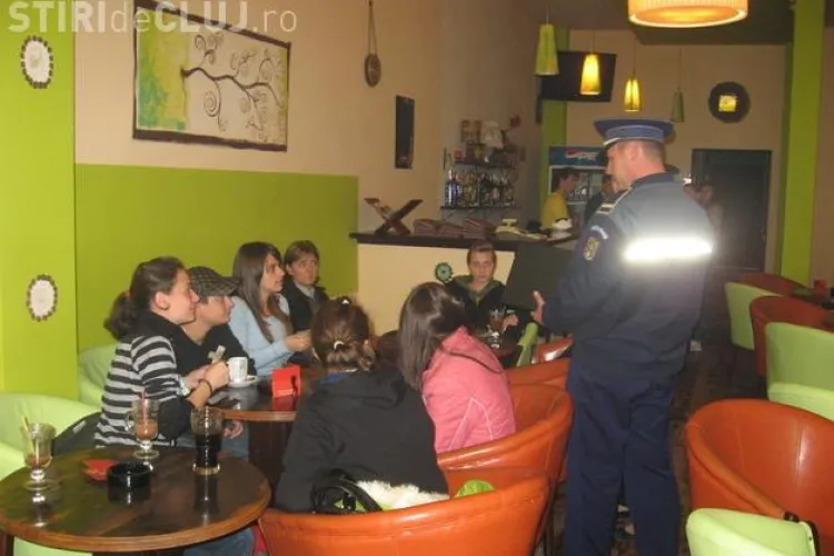 Elevii chiulangii, "ridicati" din baruri si dusi la ore