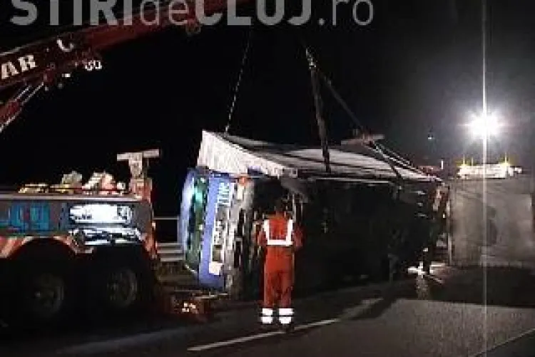 Accident pe autostrada Transilvania. Un TIR incarcat cu hartie igienica s-a rasturnat - VIDEO si FOTO