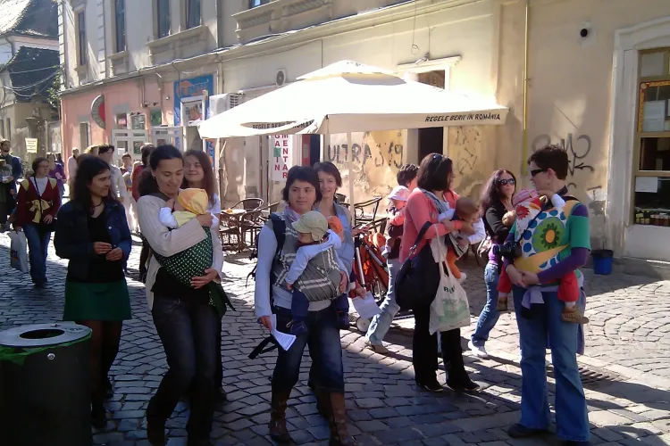 Cluj - Marș pentru purtarea bebelușilor în marsupiu în 5 octombrie