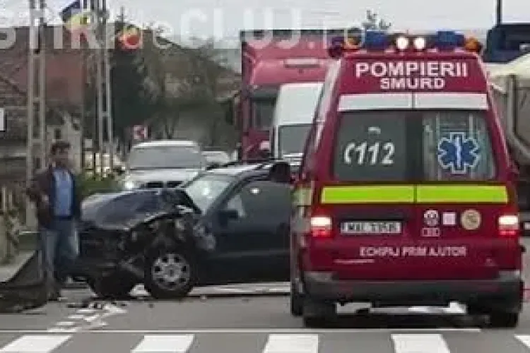 Microbuz plin de muncitori lovit din plin de un autoturism la Iclod. Mai multe persoane au ajuns la spital VIDEO
