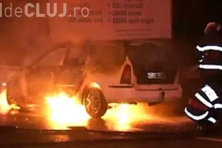 Incendiu la Dej! Un angajat al poștei s-a trezit cu mașina în flăcări în timp ce mergea spre serviciu VIDEO