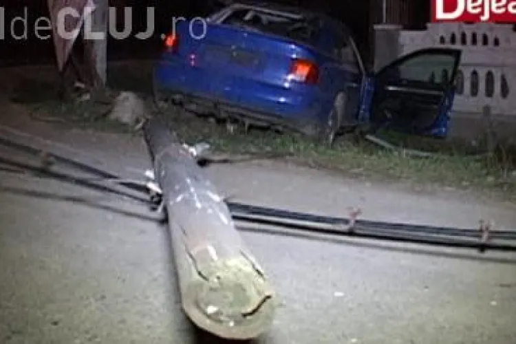 Trei tineri au scăpat ca prin minune dintr-un accident spectaculos la Cășeiu. Au dat vina pe un câine VIDEO