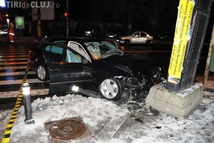 Accident în Mărăști! Un șofer a demolat un panou publicitar