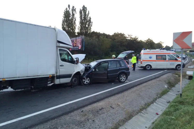 Accident TERIBIL în Feleac! S-a ÎNFIPT cu mașina într-un autocamion - FOTO