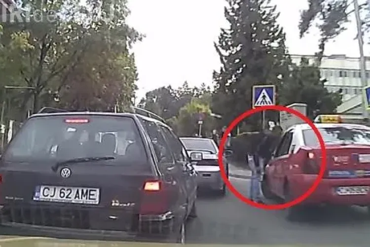 Taximetristul zilei la Cluj! I-a blocat mașina pe Republicii și l-a scuipat - VIDEO