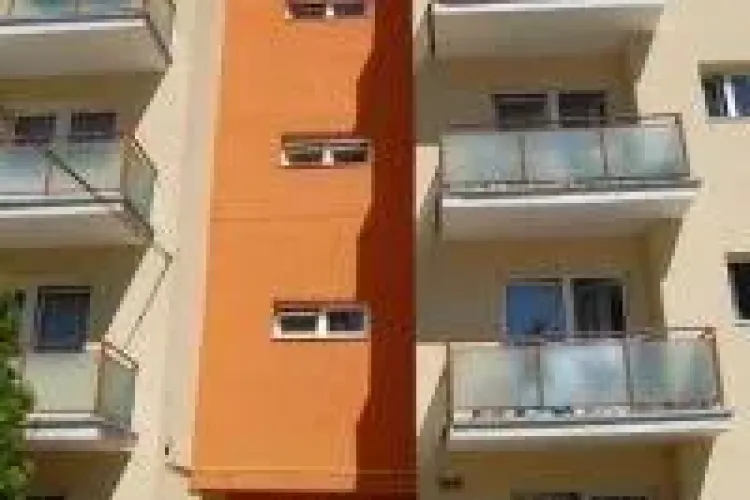 Un student BEAT a căzut în Hașdeu de la etajul 3 al unui cămin