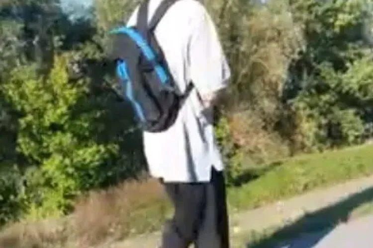 Un bărbat a încercat să își arunce câinele în Someș! O femeie s-a LUPTAT cu el și l-a oprit - VIDEO