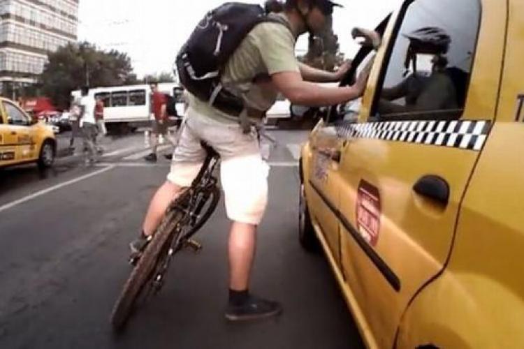 Scandal în trafic la Cluj! Un biciclist beat i-a rupt oglinda unui taximetrist și i-a spart geamul pentru că l-a claxonat