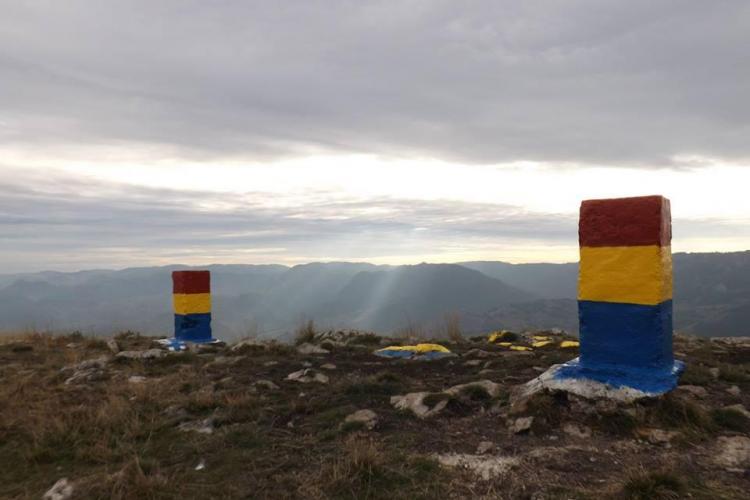 Clujenii au revopsit în tricolor bornele din Munții Trascău - FOTO