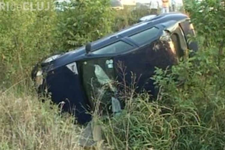 Accident rutier la Mănăstireni! Un șofer a intrat cu viteză în curbă și s-a răsturnat în șanț