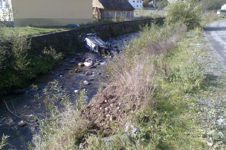 Accident mortal la Măguri Răcătău! Un autoturism a plonjat într-un râu - FOTO