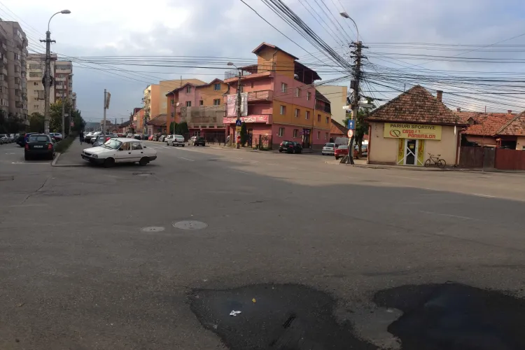 Sens giratoriu experimental lângă blocul Spray, pe strada București