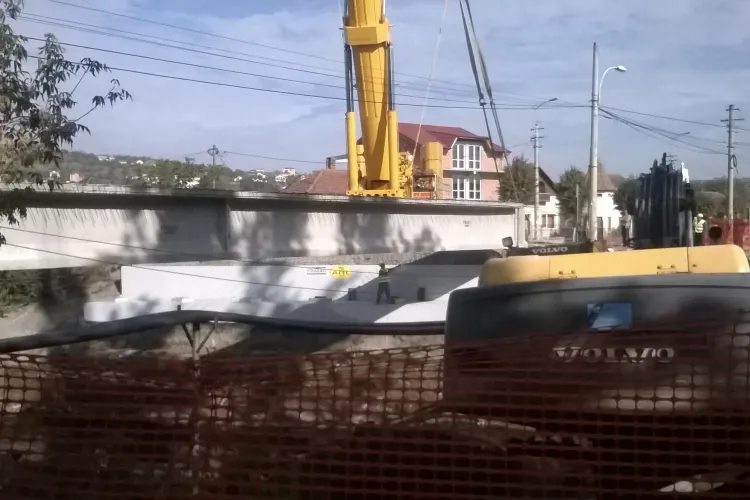 Lucrările la podul peste pârâul Nadăș avansează. Când va fi reluată circulația pe strada Oașului FOTO VIDEO