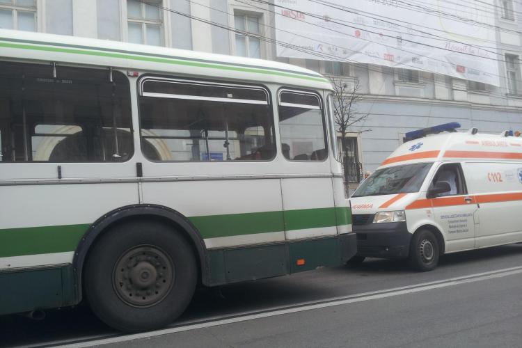 Clujeancă de 74 de ani rănită în timp ce mergea cu autobuzul. Șoferul a cauzat un accident